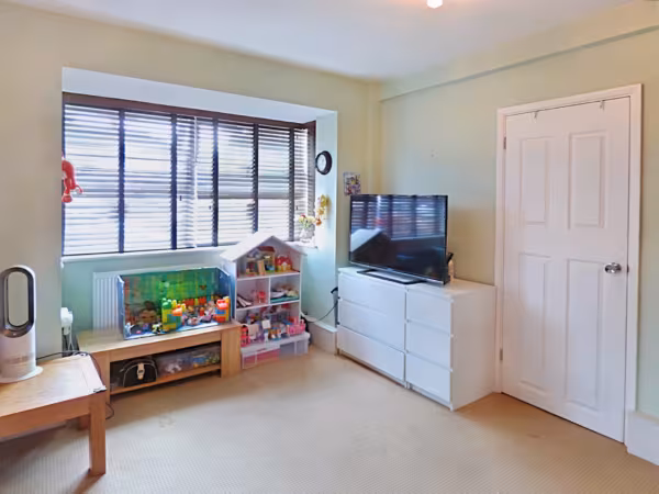 Eastmead Avenue, Greenford, UB6
