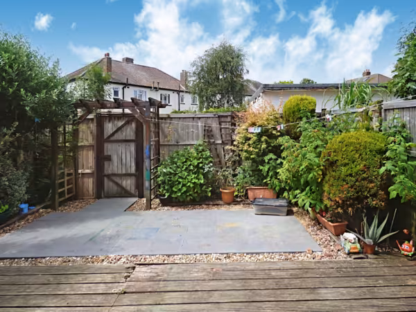 Eastmead Avenue, Greenford, UB6